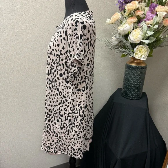 Andrée by Unit Blush Leopard Print Pleated Tunic Top Short Sleeve Large - Picture 2 of 7
